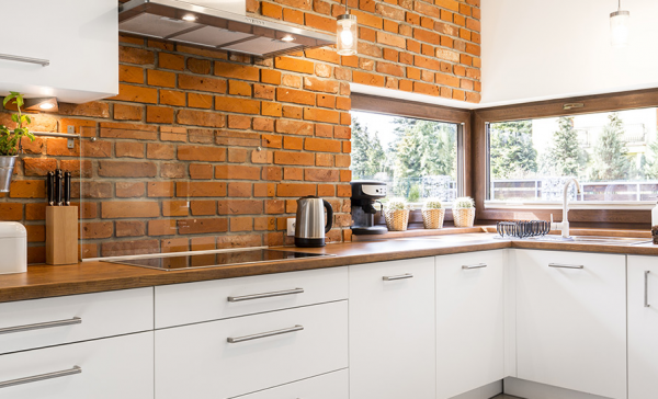Dinding dapur dengan tekstur batu bata ekspos yang memberikan sentuhan rustic